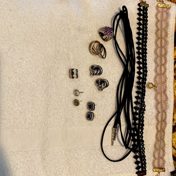 2 lace chokers 1 rope necklace 4 rings 4 pairs earring no backs to 2 pairs - Picture 2 of 4